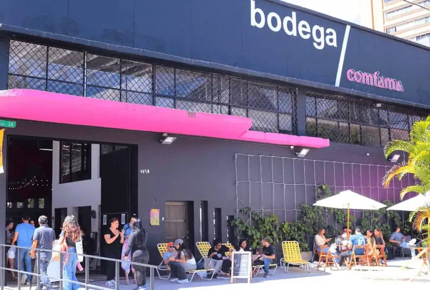 Ein Weingut und Restaurant mit modernem Äußeren und Menschen, die sich auf der Terrasse in Bogotá amüsieren, ein Raum für Veranstaltungen und internationale Küche.