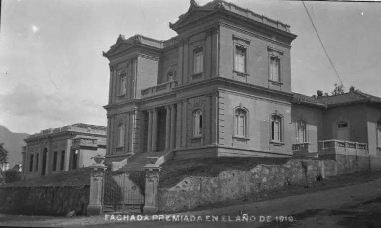 Palazzo storico in Colombia, costruito nel 1919, facciata in stile classico, edificio emblematico, patrimonio architettonico, evento aziendale, architettura tradizionale colombiana.