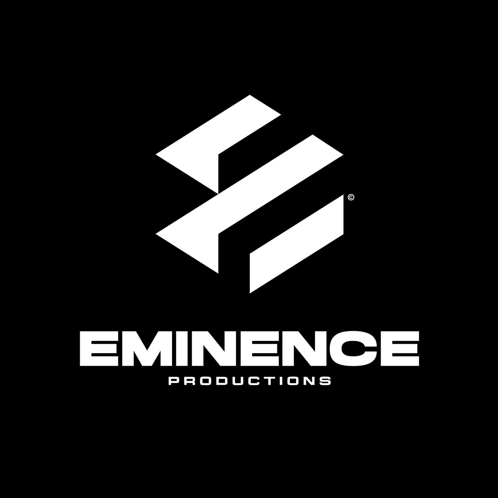 Logotipo da Eminence Productions em design gráfico preto e branco para eventos e produções audiovisuais, destacando a inovação e o profissionalismo em serviços criativos.