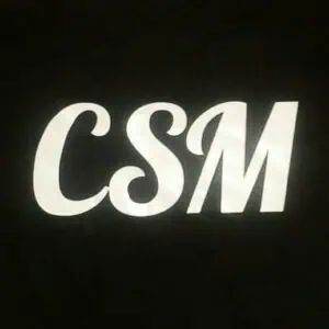 CSM-Logo auf schwarzem Hintergrund, modernes Design für Events und Corporate Branding. Perfekt für Firmenevent-Promotions und Markenmarketing.