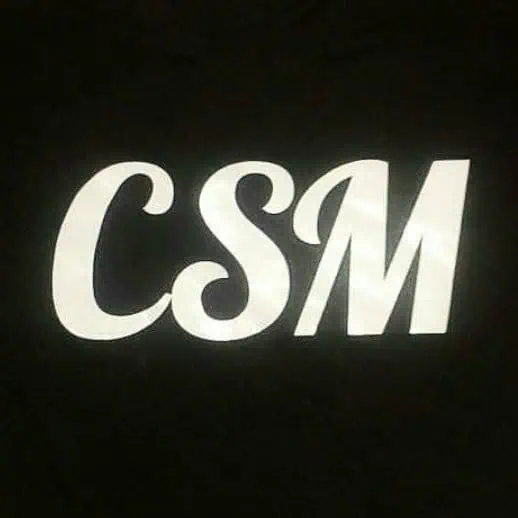 CSM-Logo auf schwarzem Hintergrund, modernes Design für Events und Corporate Branding. Perfekt für Firmenevent-Promotions und Markenmarketing.