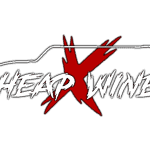 Logo de vin bon marché avec une touche rouge et un texte blanc audacieux, représentant une marque de vin amusante et abordable en Colombie.