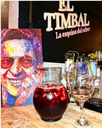 一壶清爽的桑格利亚酒，加入水果，非常适合在酒吧里与人分享。