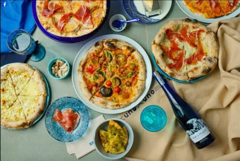 美味的手工披萨，配料丰富多样，搭配饮品和小吃，是举办活动和社交聚会的理想之选。与亲朋好友欢聚庆祝的完美之选。