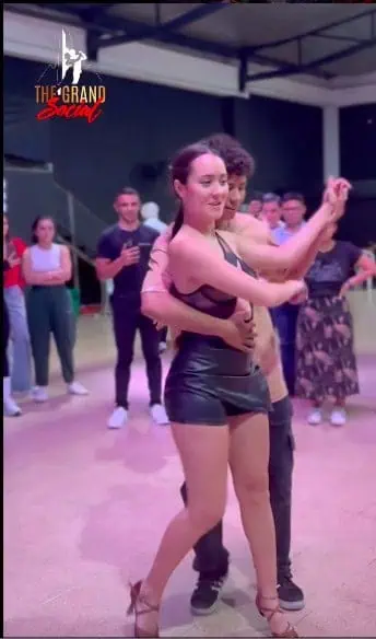 在气氛活跃、互动性强的社交活动中，舞者们在宽敞的场地里展示才艺，带来欢乐。