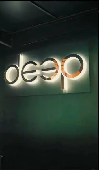 在现代专业的空间中，Deepo 的标志在背景墙上亮起，非常适合商务活动和会议。