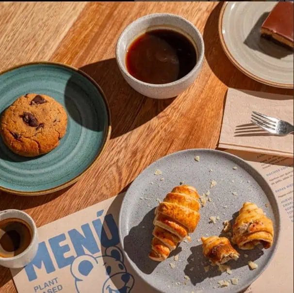 在咖啡馆的氛围中，享用饼干、咖啡和羊角面包。