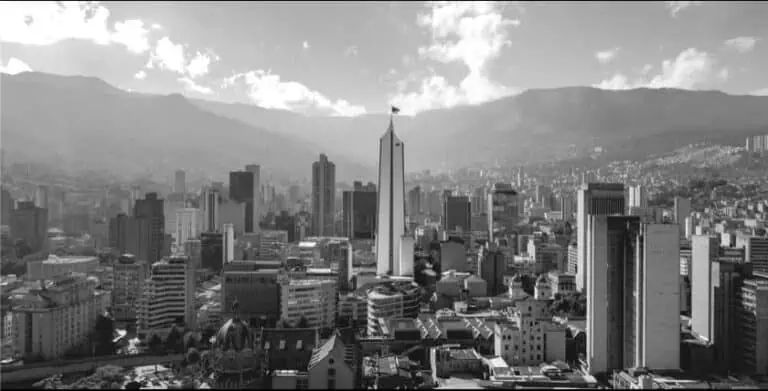 Edificio iconico nel centro di Santiago del Cile, con vista panoramica sulla città e sulle montagne sullo sfondo, ideale per eventi e conferenze in città.