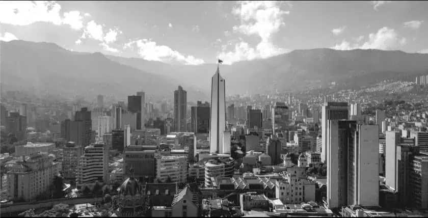 Edifício icônico no centro de Santiago, Chile, com vista panorâmica da cidade e das montanhas ao fundo, ideal para eventos e conferências na cidade.