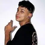 Des jeunes au style moderne, portant des vêtements et accessoires noirs, sur fond blanc, pour du contenu mode et lifestyle.