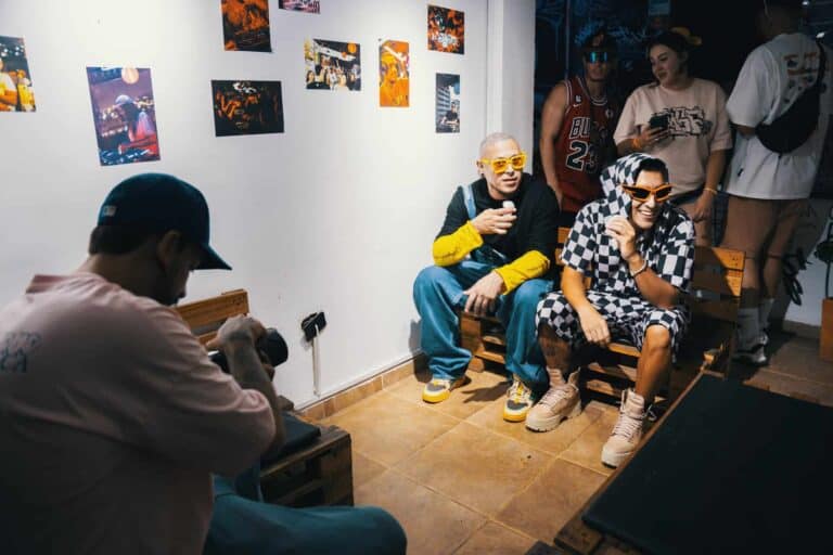 Fotos de jóvenes en evento cultural con ambiente urbano y arte, disfrutando de la exposición en un espacio moderno y contemporáneo.