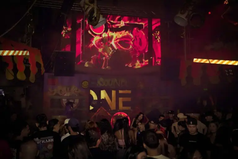 Un spectacle lors d'un événement avec un écran LED géant, des lumières et de la musique dans une ambiance festive et divertissante, idéal pour promouvoir des événements et des stratégies marketing en Colombie.