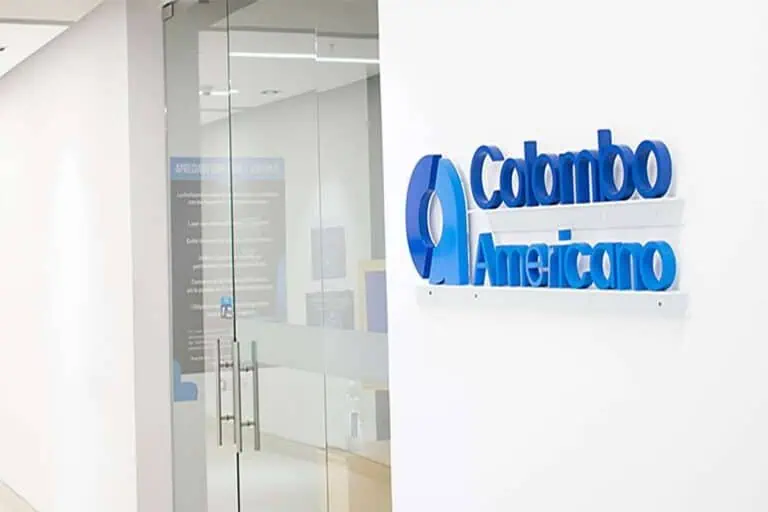 现代化的美国银行（Banco Americano）办公楼入口，光线充足，蓝色字体醒目，设有客户服务区。是金融服务和企业活动的理想宣传素材。