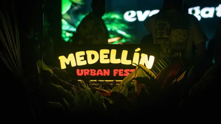 Medellín Urban Fest est un événement festif à Medellín, en Colombie, mettant en vedette des lumières vibrantes et une atmosphère de vie nocturne, promouvant la culture et le divertissement dans un festival urbain à fort impact.