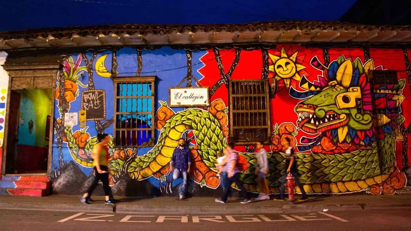 Peinture murale vibrante avec de l'art urbain coloré et des graffitis sur la façade d'un bâtiment à Medellín, en Colombie.