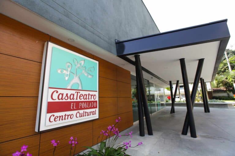 Espacio cultural Casa Teatro El Poblado en Medellín, con fachada moderna y señalización digital, ideal para eventos culturales y actividades artísticas en contextos urbanos.
