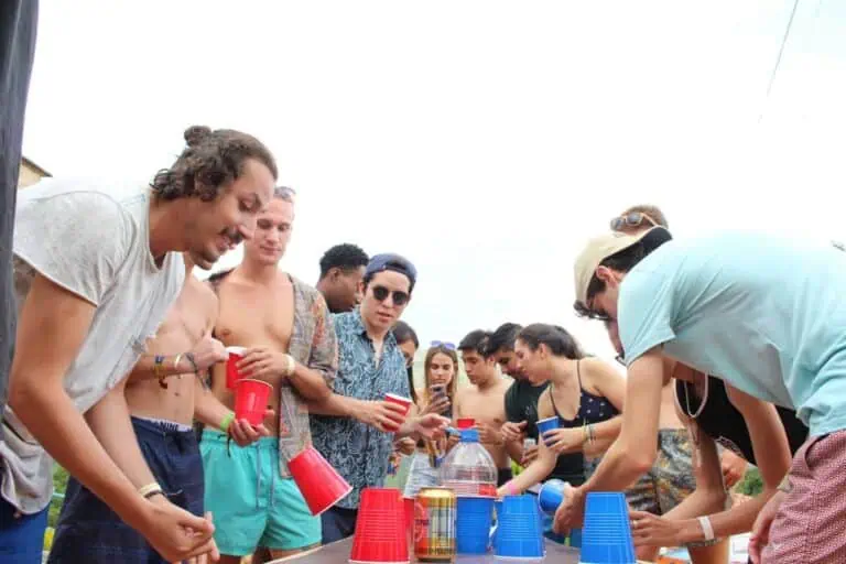 Fête en plein air avec des jeunes profitant de jeux et d'activités de plein air lors d'un événement social.