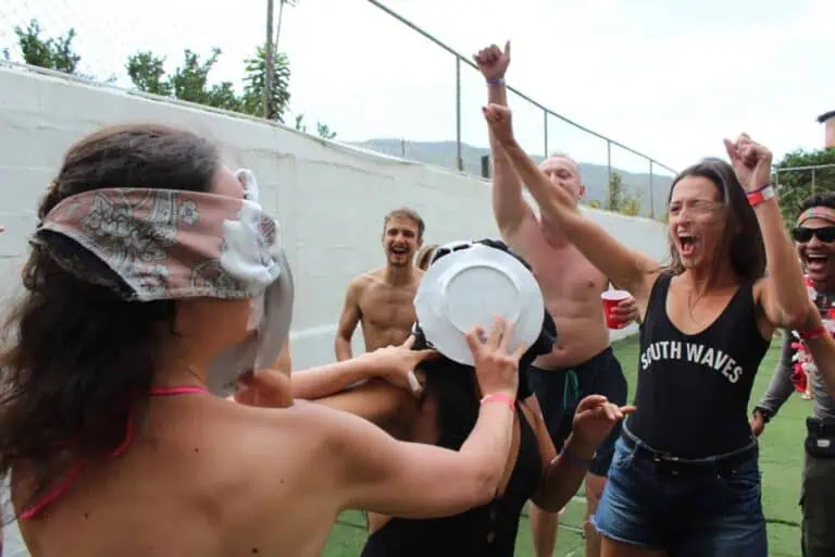 Voici une image amusante d'une célébration entre amis lors d'un événement en plein air, où les gens s'amusent et participent à des activités amusantes, parfaites pour promouvoir des événements et du réseautage en Colombie.