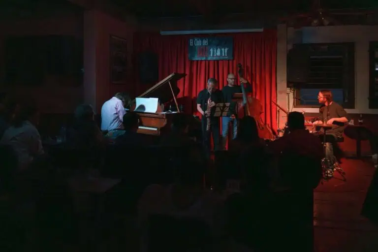 在哥伦比亚波哥大爵士俱乐部的舞台上，才华横溢的音乐家们将在温馨宜人的氛围中演奏现场爵士乐，为您带来一个充满音乐和文化的夜晚。