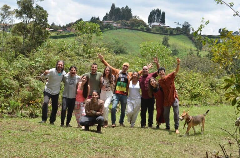 Reunion de amigos en un entorno rural con naturaleza, risas y alegría, ideales para promover eventos sociales y actividades al aire libre en Colombia.