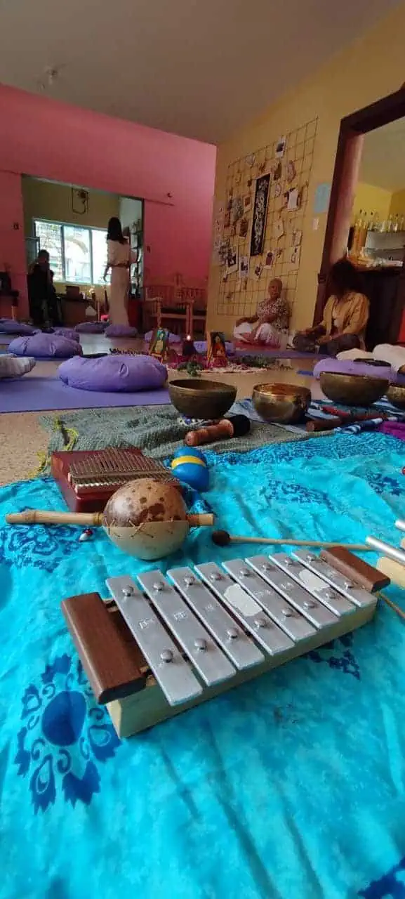 Relaxamento e meditação com instrumentos musicais e decoração colorida em um espaço para eventos. Eventario.