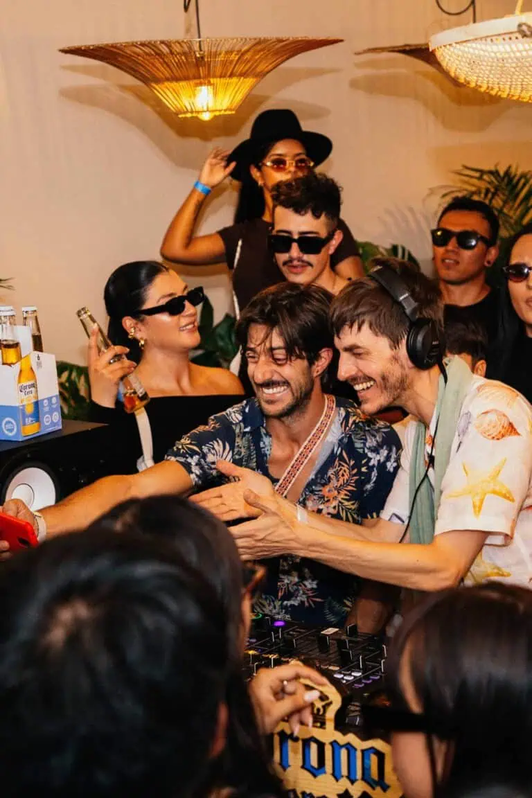 Festeggia con persone che si divertono con musica e drink in un evento sociale, in un'atmosfera allegra e divertente, ideale per promuovere eventi e intrattenimento in Colombia.