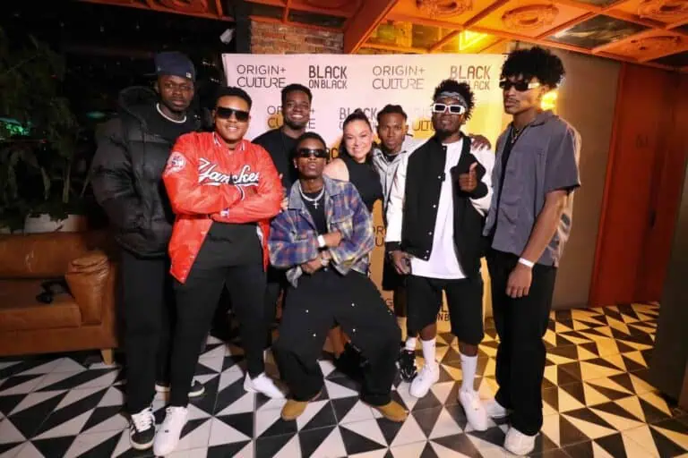 Des jeunes lors d'un événement culturel noir à Bogotá, un groupe diversifié sur scène, de la mode et du style urbains, une célébration culturelle et un événement de musique et de style urbain en Colombie.