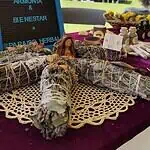 Amor y bienestar con productos naturales y aromaterapia en evento al aire libre en Colombia.