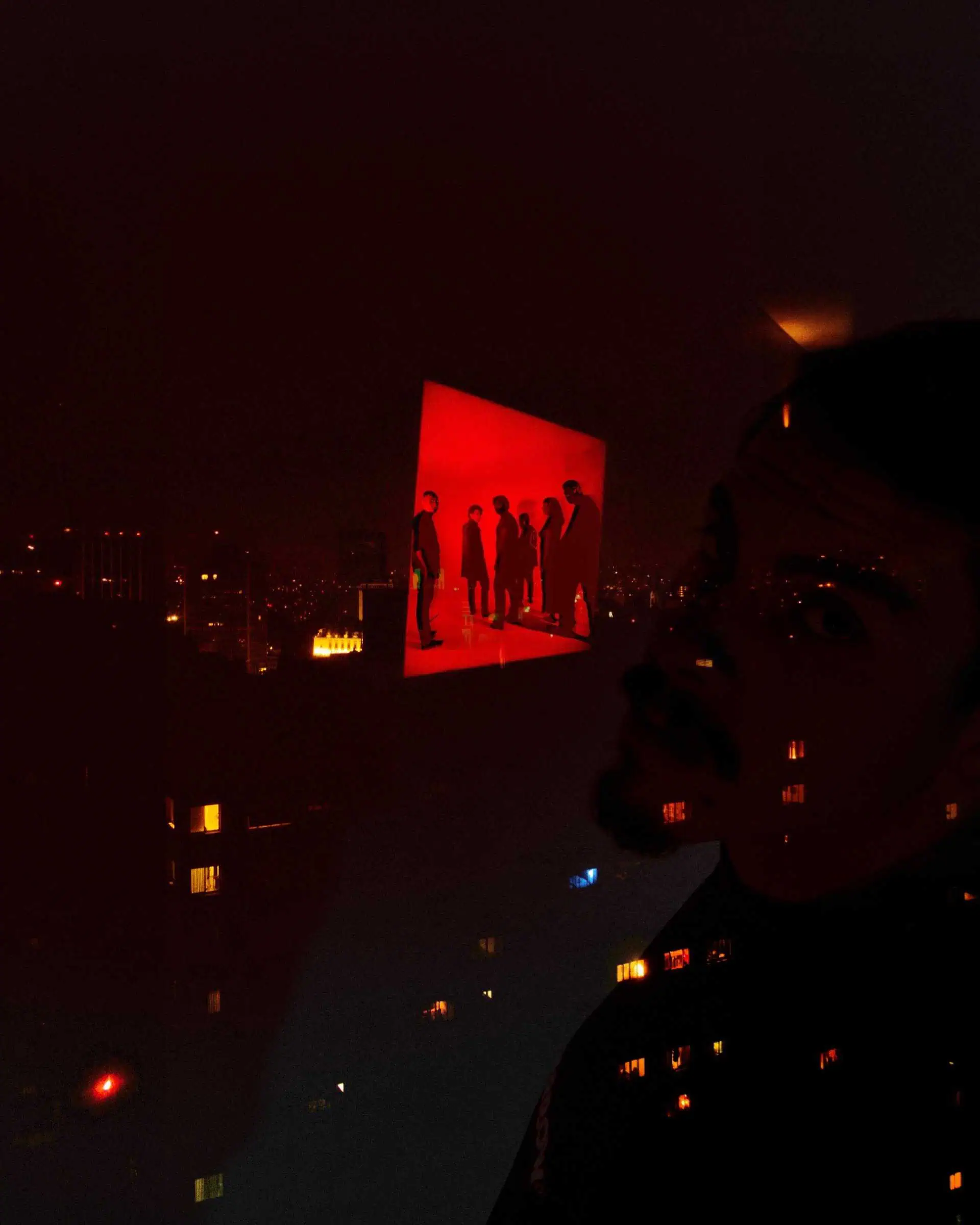 Un dispositif de projection pour événements et concerts offshore dans la ville de Bogotá, affichant une projection visuelle sur un bâtiment la nuit, idéal pour des événements et des expériences innovants.