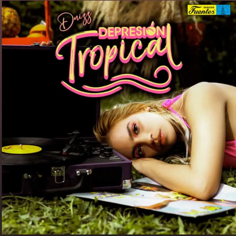 Profiter d'un événement musical tropical avec un tourne-disque vintage et une jeune femme détendue dans un cadre naturel, favorisant une attitude positive lors d'événements à thème tropical.