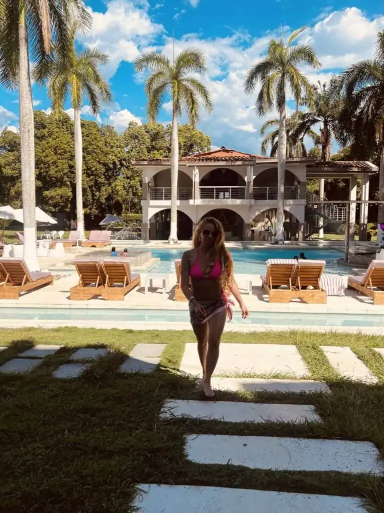 Piscine et espaces lounge lors d'un événement en Colombie, avec palmiers et espace détente dans un cadre tropical luxueux pour événements et réunions en plein air.
