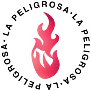 Llamativo logo de una llama de fuego en tonos rosados y rojos, representando la pasión y energía en eventos y productos relacionados con La Peligrosa.