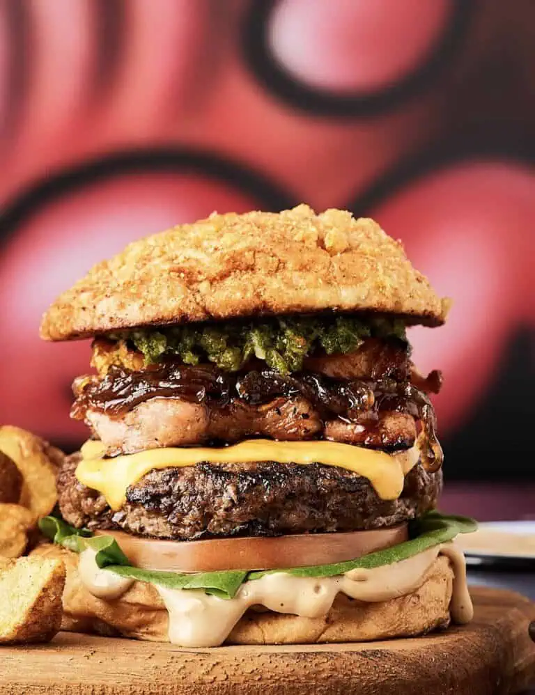 精致的汉堡，选用鲜嫩多汁的肉饼、融化的芝士、新鲜蔬菜和手工面包，呈现优雅的视觉效果。是举办活动和高端快餐店的理想之选。