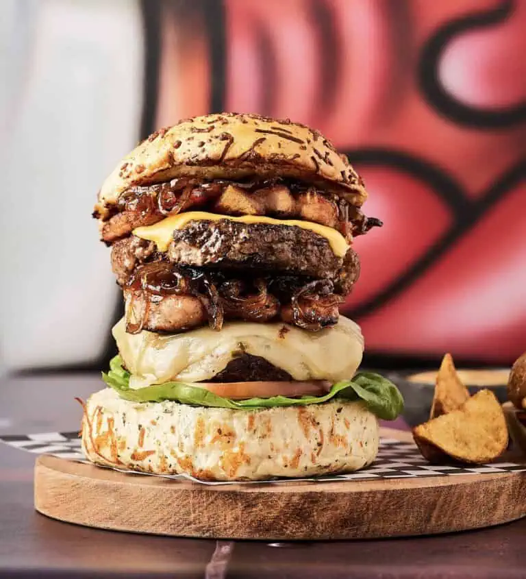 美味汉堡，肉汁鲜嫩，奶酪融化，培根鲜嫩，食材新鲜，摆盘精美，令人垂涎欲滴。