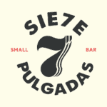 Siete Pulgadas bar pequeño con logo en negro y blanco, ideal para quemar grasas y disfrutar de bebidas en un ambiente acogedor y moderno en Colombia.