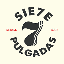 Siete Pulgadas bar pequeño con logo en negro y blanco, ideal para quemar grasas y disfrutar de bebidas en un ambiente acogedor y moderno en Colombia.