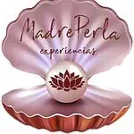 MadrePerla propose des expériences dans un coquillage avec un symbole de perle et de fleur de lotus, dans des tons de rose et de violet, axées sur les événements et les expériences pour les mères et le bien-être émotionnel.