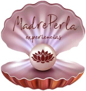 MadrePerla experiencias en una concha de mar con una perla y símbolo de flor de loto, en tonos rosados y morados, enfocada en eventos y experiencias para madres y bienestar emocional.