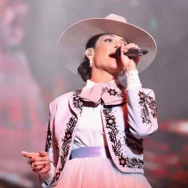 在音乐时尚活动中，优雅的连衣裙和帽子展现了哥伦比亚文化。