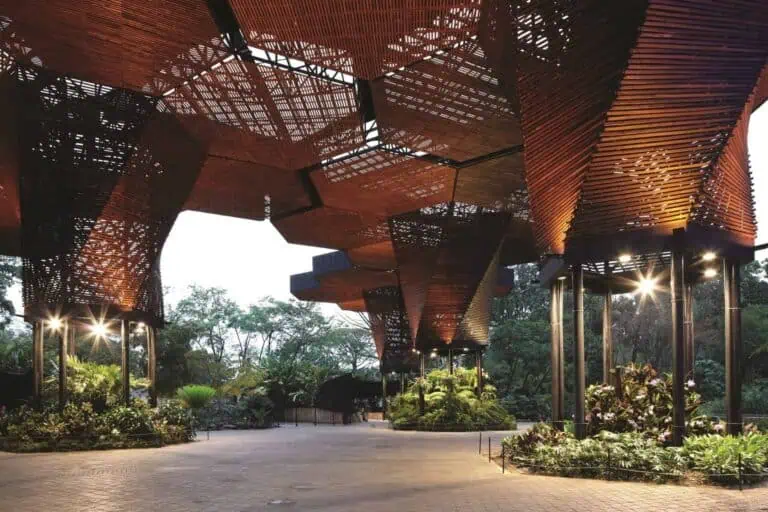 Innovatives architektonisches Design mit einer Holzstruktur für Veranstaltungs- und Kulturräume in engem Kontakt mit der Natur.