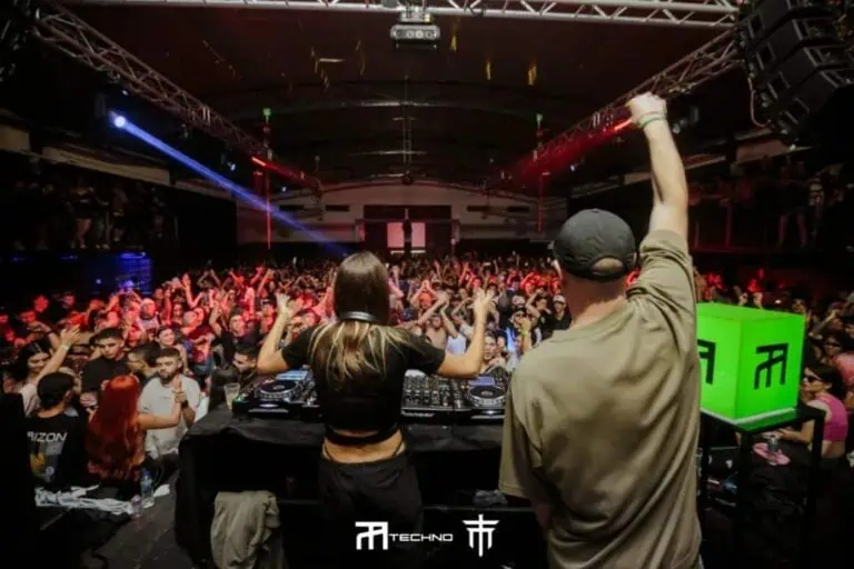 在哥伦比亚举办的一场科技娱乐音乐会上，DJ 在大型活动的舞台上，伴着现场音乐和绚丽的灯光，宣传着各种活动。