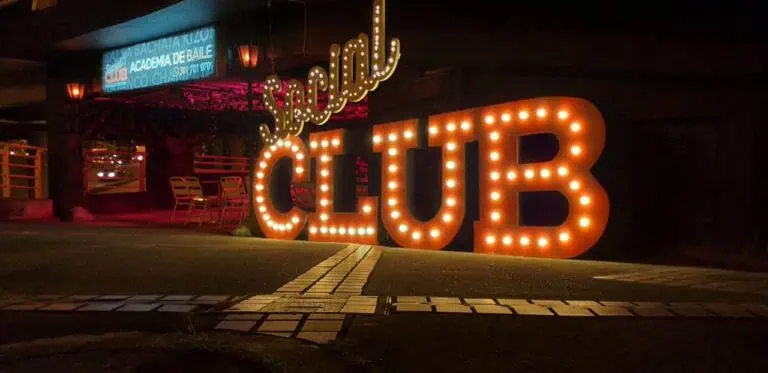 Eventario 营造夜晚氛围的俱乐部霓虹灯招牌。