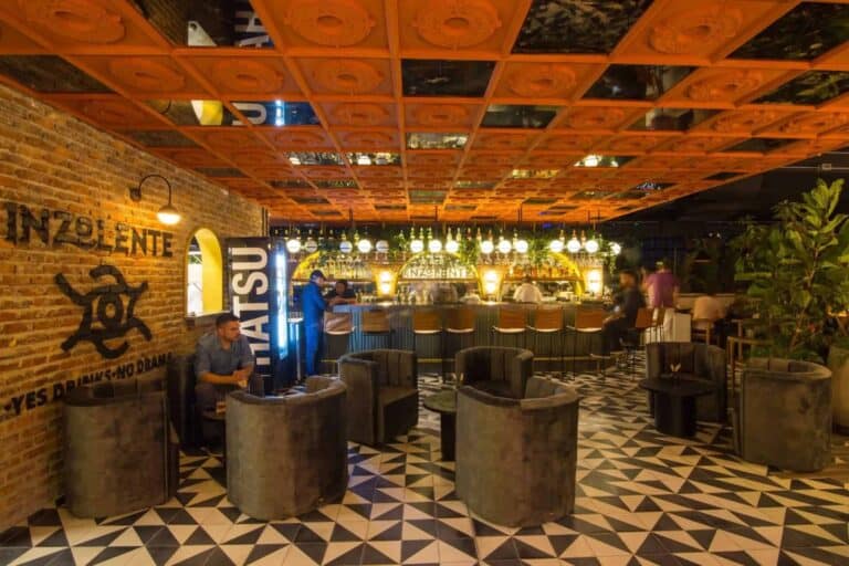Barra de bar con decoración moderna y ambiente sofisticado en restaurante del centro de la ciudad en Colombia.