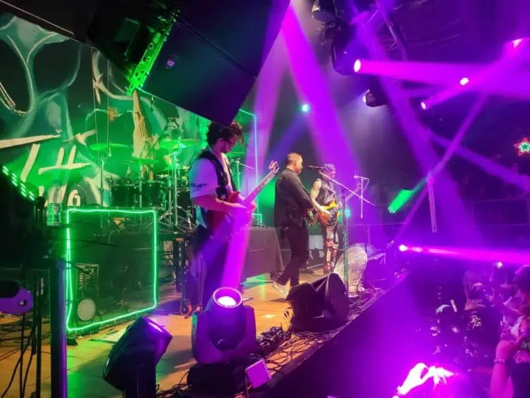 Performance musicale live vibrante avec éclairage d'ambiance, lumières colorées et énergie lors d'un événement organisé par Eventario en Colombie.