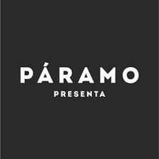 Organizador de eventos, fondo negro, logo de PÁRAMO presentando en evento, marca de moda de lujo, branding de evento elegante, diseño minimalista para ferias y lanzamientos, branding de marca en eventos.