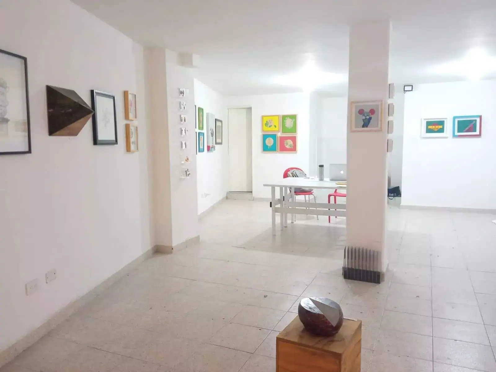 Eine Kunstgalerie mit farbenfrohen, modernen Werken in einem überdachten Ausstellungsraum, ideal für kulturelle und künstlerische Veranstaltungen zur Förderung von Kunst und Kultur in Kolumbien.