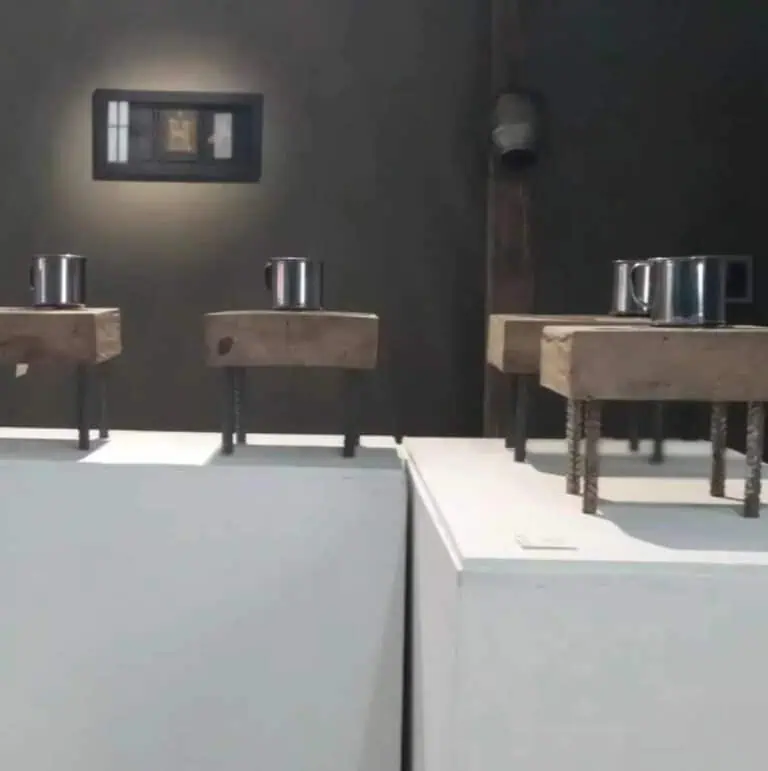 Proof-of-Concept-Bar mit kleinen Metallbehältern auf Holzsockeln auf einer Industriedesign-Ausstellung.