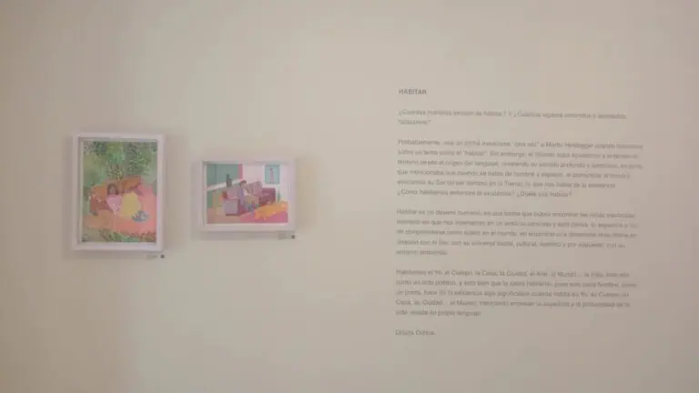 Farbenfrohe Kunstausstellung auf eventiro.co mit zeitgenössischen Illustrationen an einer Galeriewand.