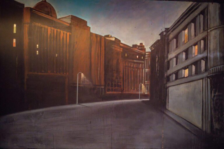 Puerta de entrada a un edificio histórico en un mural artístico, con detalles arquitectónicos en tonos cálidos y un cielo despejado, ideal para decoraciones urbanas y culturales.