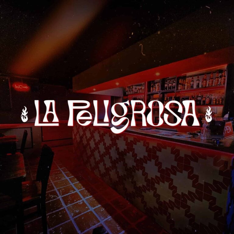 Bar de la cantina La Parrrosa con decoración moderna y ambiente nocturno, ideal para eventos y reuniones sociales en Colombia.